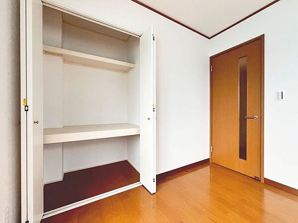 収納の多さも魅力です！使い勝手の良い収納棚を設置しております。居住スペースを充分に確保することができる為、ゆとりある室内で、ゆっくりとご寛ぎいただけます。
