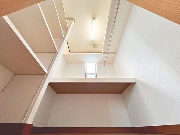 たっぷりと荷物が入るよう、ウォークインクローゼットを完備いたしました。画像と現地では大きさ、広さの感覚が違います。是非、ご自分の目で確かめてください。