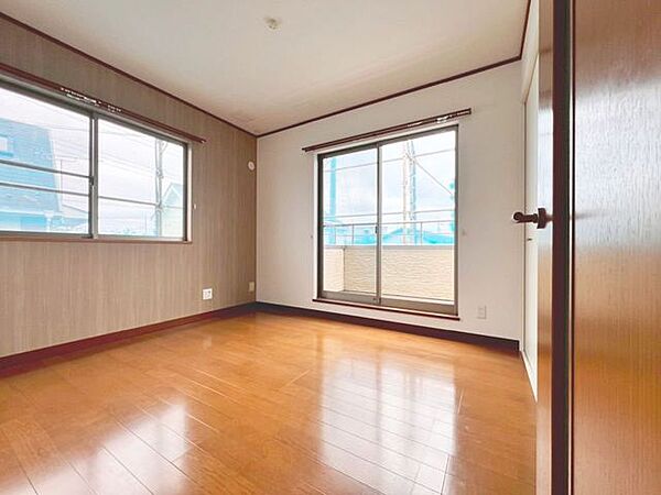 ホワイトの壁紙に柔らかな印象のフローリング。明るくナチュラルな心地の良い空間となっております。