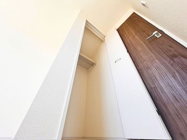 「収納」居室にはクローゼットを完備し、自由度の高い家具の配置が叶うシンプルな空間です。お子様の成長と必要になる子供部屋を与えるにはぴったりの間取りですね。