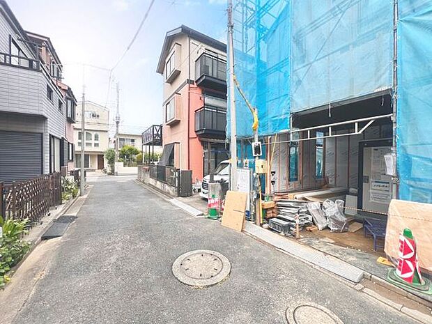 「前面道路含む外観」