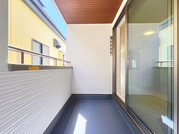 「雨除け×バルコニー」雨除けの設置されたバルコニーです。急な悪天候から洗濯物を守ってくれる安心の設備です。雨風に晒されない為、ベランダが汚れにくいのも嬉しいポイントです。