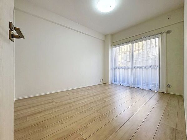 「家具も自由に」家具の配置のし易い室内です。趣味の部屋としても充分な広さを確保しております。