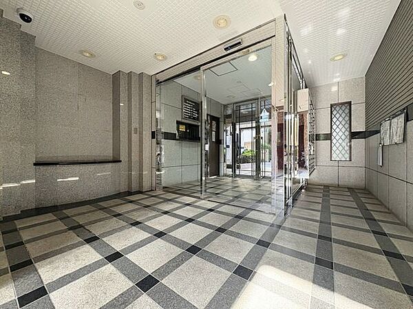 「エントランス」マンションのエントランスなど共有部分は、清掃が行き届いており、キレイな状態です。管理体制がしっかりしているからこそ。