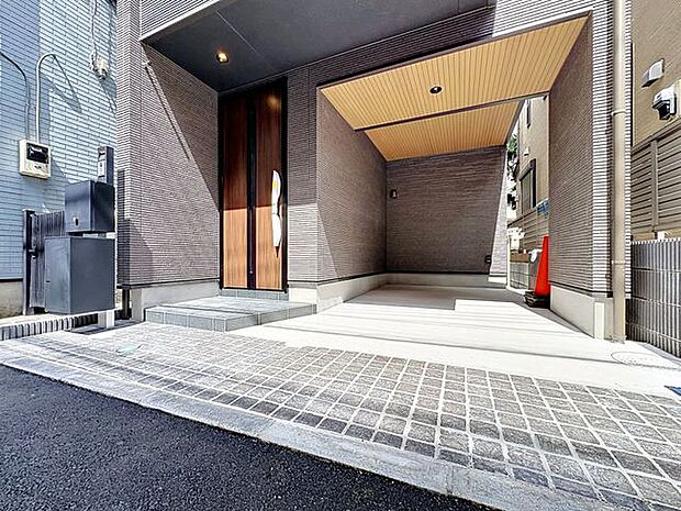 「ビルトインガレージ」車を風雨からしっかりと守ってくれるビルトインガレージです。車を外部に晒さないので風雨だけではなく様々なトラブルに遭いにくく、車好きの方にも安心していただけます。