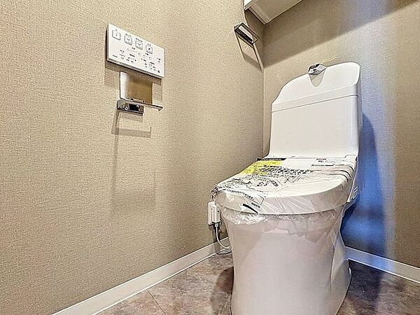 「温水洗浄便座付きトイレ」トイレは快適な温水洗浄便座付です。清潔感のあるホワイトで統一しました。いつも清潔な空間であって頂けるよう配慮された造りです。