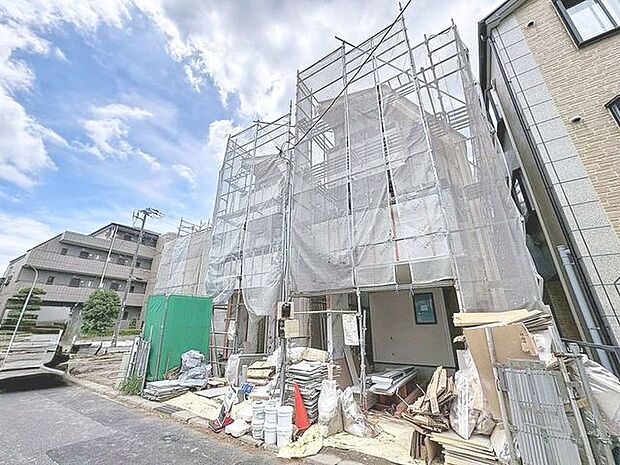 24時間換気を行う呼吸をする家。小屋裏と壁体内の強制的な換気も同時に行っており、建物の構造体の中の湿気も戸外に排気して建物の耐久性を高める役割も担っています。