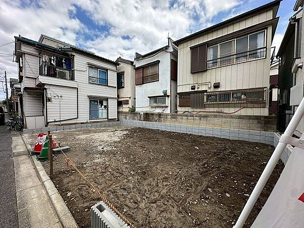 「2026年9月完成の4LDK(現況)」土地面積80平米、建物面積108平米の、大型パントリーを備えたゆとりある邸宅です。