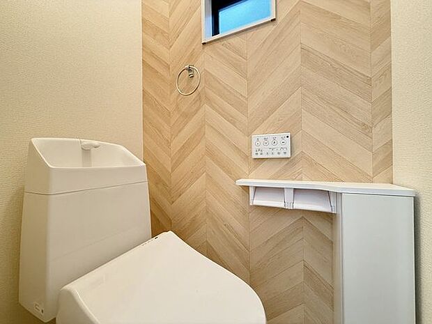 「温水洗浄便座付きトイレ」トイレは快適な温水洗浄便座付です。清潔感のあるホワイトで統一しました。いつも清潔な空間であって頂けるよう配慮された造りです。