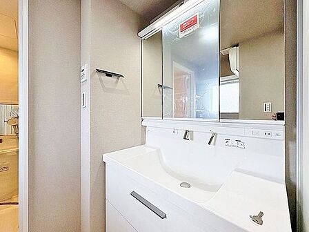 「リフォーム済・洗面台」大きな鏡で朝の準備もばっちり。収納も多く、洗剤など日用品の保管にも便利です。