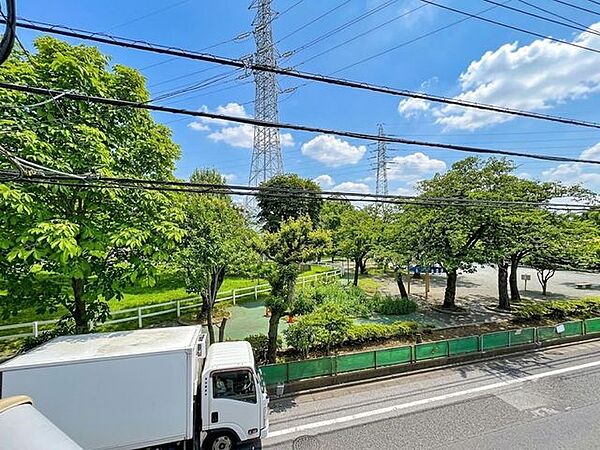 「眺望」都心にいながら緑に囲まれ、自然を感じることのできる穏やかな住戸です。日々の喧騒を忘れ、落ち着いたひと時をお過ごしください。
