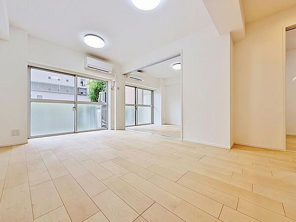 「南向き。陽当り良好。」大きな窓辺からの日差しが暖かい室内は、自然と住まう人の気分も明るくなり、リビングでの素敵なワンシーンが演出されます。