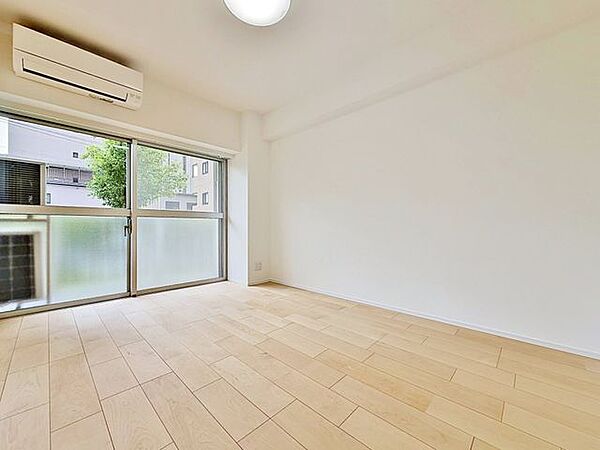 「バルコニーに面した居室」主寝室は十分な広さに加えて、快適に目覚められるよう、大きな採光窓を設けました。