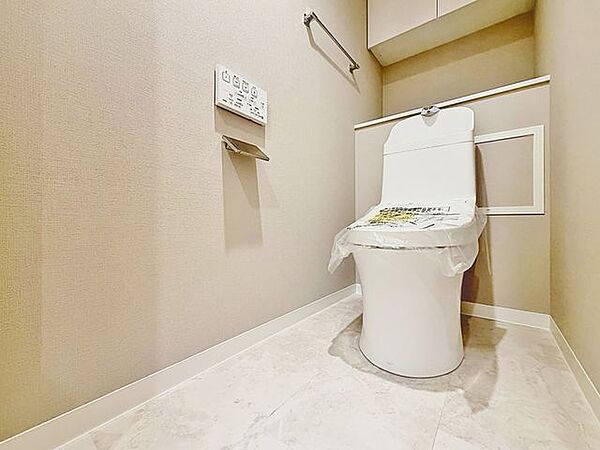 「温水洗浄便座付きトイレ」トイレは快適な温水洗浄便座付です。清潔感のあるホワイトで統一しました。いつも清潔な空間であって頂けるよう配慮された造りです。