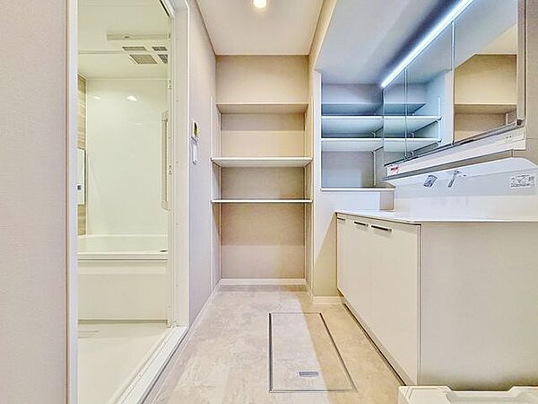 「パウダールーム」落ち着いた空間を演出するカラーと、ゆったり落ち着いてお使い頂ける広さが魅力のパウダールーム。居室からも独立しており、プライベート空間を保ちます。