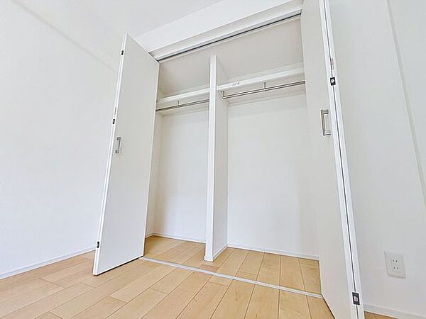 「収納豊富」収納の多さも魅力です。使い勝手の良い収納を豊富に設置しております。居住スペースを充分に確保することができる為、ゆとりある室内で、ゆっくりとご寛ぎいただけます。