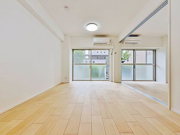 「より開放的なリビング空間へ。」リビング隣の居室とのスライドドアを開けると約19帖の大空間となり、より開放感ある空間となります。