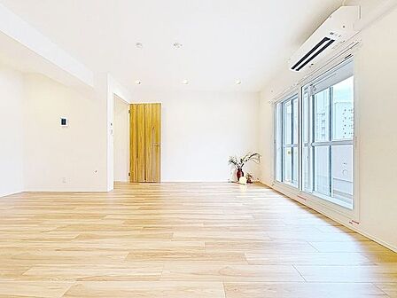 「南向き。陽当り良好。」大きな窓辺からの日差しが暖かい室内は、自然と住まう人の気分も明るくなり、リビングでの素敵なワンシーンが演出されます。