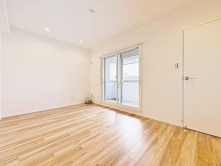 「明るい居室」主寝室は十分な広さに加えて、快適に目覚められるよう、大きな採光窓を設けました。