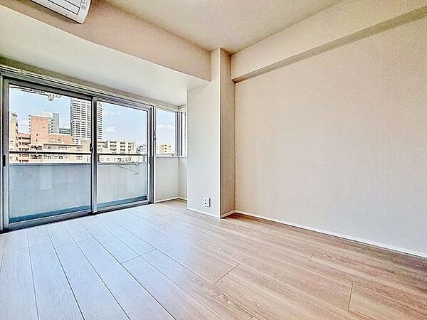 「バルコニーに面した居室」主寝室は十分な広さに加えて、快適に目覚められるよう、大きな採光窓を設けました。
