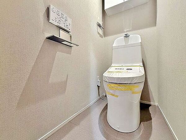 「温水洗浄便座付きトイレ」トイレは快適な温水洗浄便座付です。清潔感のあるホワイトで統一しました。いつも清潔な空間であって頂けるよう配慮された造りです。