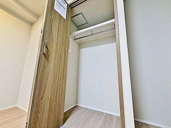 「各洋室に収納スペースを確保」収納の多さも魅力です！居住スペースを充分に確保することができる為、ゆとりある室内で、ゆっくりとご寛ぎいただけます。