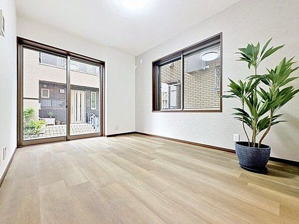 「インテリア映えする内装。」お部屋全体が優しく柔らかな色合いとなっていて、お家時間を穏やかに過ごせる空間が広がっています。