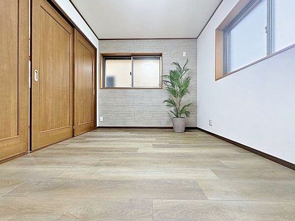 「全居室6帖帖以上・居室」ホワイトの壁紙に柔らかな印象のメープルのフローリング。明るくナチュラルな心地の良い空間となっております。