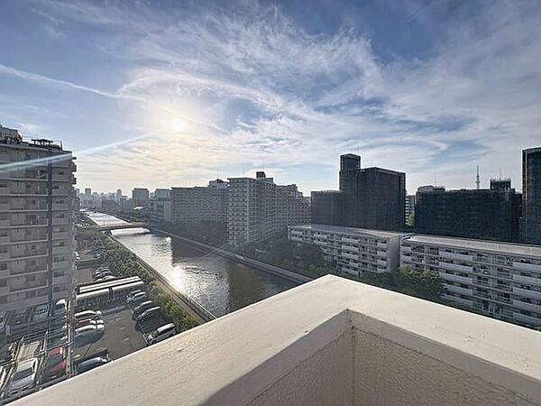 「眺望」穏やかな街並みを一望しながら、爽やかな風と柔らかく降り注ぐ陽光を感じて頂けます。