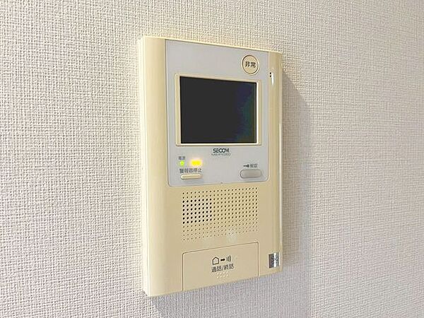 「見える安心・TVモニター付きインターホン」誰が来てもわかる様にモニター付きインターホンを設置。家事導線を考慮した個所に設置し、防犯性と利便性に優れ快適と安らぎを合わせた優しい設計。