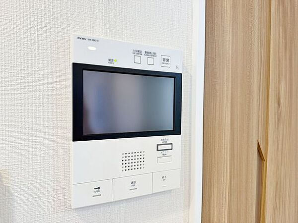 「モニター付きインターホン」　「見える安心」をカタチにしました。誰が来てもわかる様にモニター付きインターホンを設置。快適と安らぎを合わせた優しい設計。