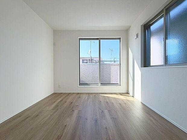 「2面採光の居室」居室に窓が2ヶ所あるので、明るさの確保と、風の通り道ができることで換気のしやすいお家になっています。