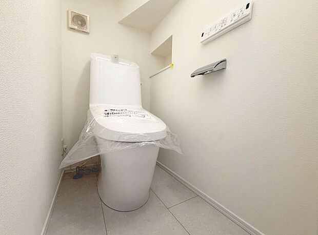 「温水洗浄便座付きトイレ」トイレは快適な温水洗浄便座付です。清潔感のあるホワイトで統一しました。いつも清潔な空間であって頂けるよう配慮された造りです。