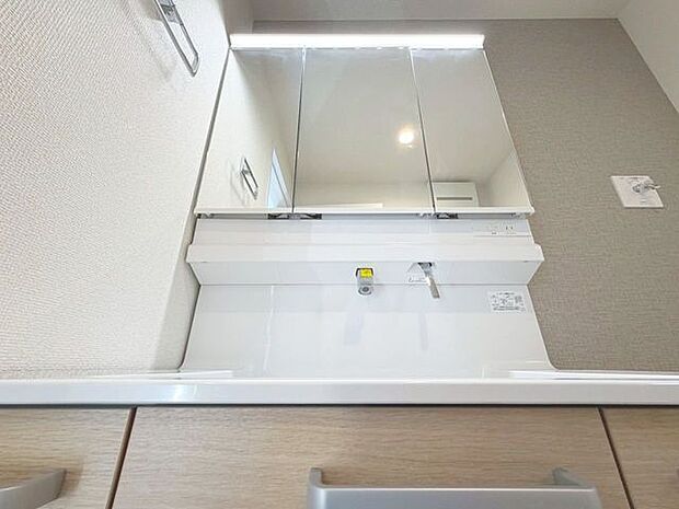 「シャワー機能付きの洗面台」シャワー機能付きの洗面台にはワイドな三面鏡、使いやすい横長ボウル、スマートに収まる収納と充実しています。あわただしい朝の洗面タイムに心強い設備です。