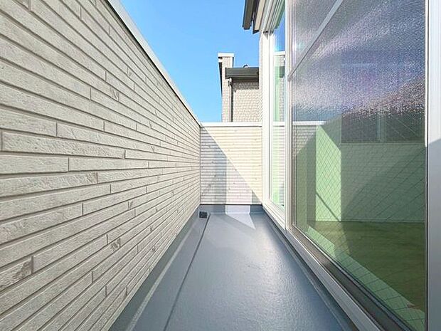 「バルコニー」大きな空に囲まれた気持ちのいい住まい。バルコニーを覗くだけで圧倒的な開放感に包まれます。