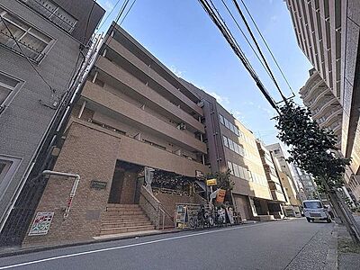 外観:「駅から徒歩2分の駅チカ立地です。」JR中央・総武線「両国」駅まで徒歩2分。オートロック対応され、防犯面にも配慮したマンションです。 外観:「駅から徒歩2分の駅チカ立地です。」JR中央・総武線「両国」駅まで徒歩2分。オートロック対応され、防犯面にも配慮したマンションです。