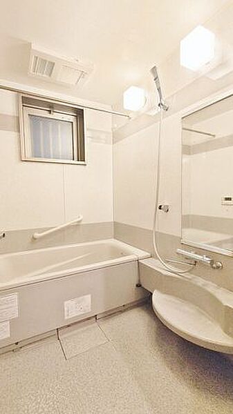 「自然の風を取りこめるバスルーム」自然光と風を取り入れることができる窓のあるバスルーム。日中のバスタイムも、よりリラックスができそうですね。