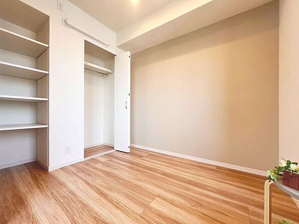 「家具も自由に」家具の配置のし易い室内です。趣味の部屋としても充分な広さを確保しております。