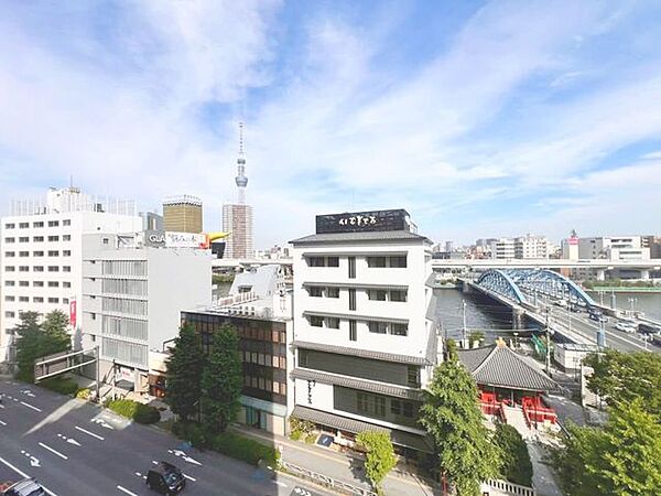 「スカイツリービュー」穏やかな街並みを一望しながら、爽やかな風と柔らかく降り注ぐ陽光を感じて頂けます。