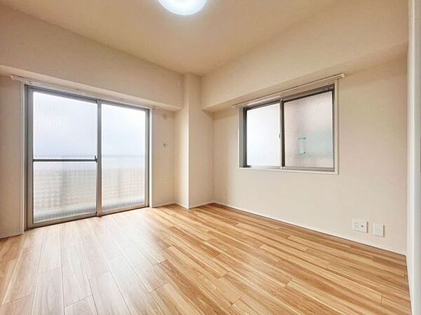 「バルコニーに面した居室」主寝室は十分な広さに加えて、快適に目覚められるよう、大きな採光窓を設けました。