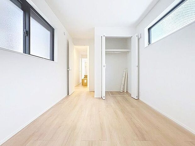 「明るい居室」主寝室は十分な広さに加えて、快適に目覚められるよう、大きな採光窓を設けました。