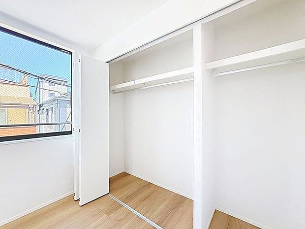 「スッキリ収納の居室」大きなクローゼットには季節ものの洋服などを収納できるので、お部屋はすっきり広々と使うことができます。