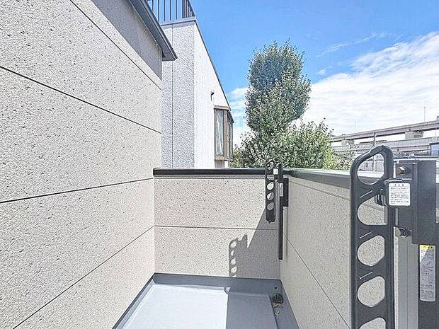 「バルコニー」大きな空に囲まれた気持ちのいい住まい。バルコニーを覗くだけで圧倒的な開放感に包まれます。
