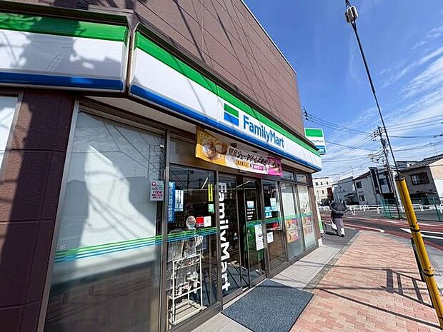 徒歩7分。ファミリーマート本木東町店 490m