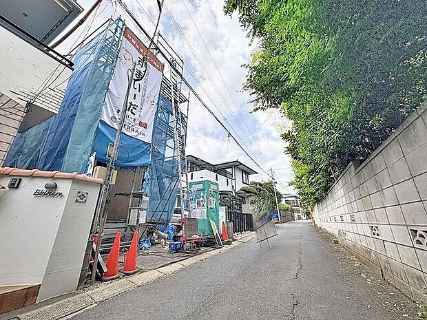 「前面道路含む外観」
