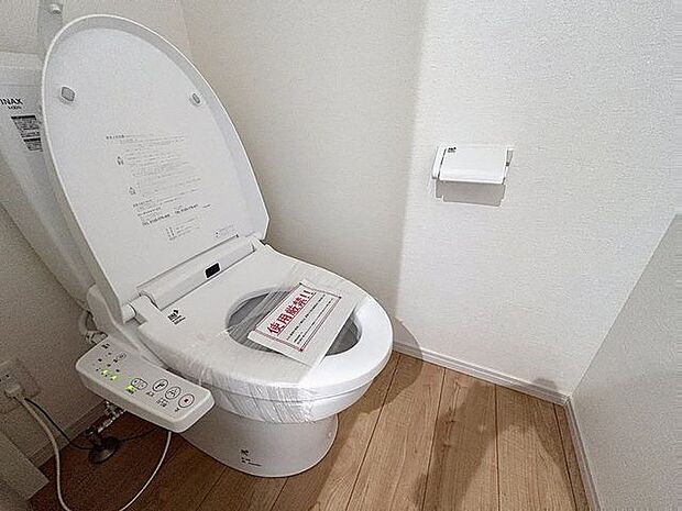 「ウォシュレット機能付き」優れた節水効果や汚れが付きにくい便座など、ほしかった機能が揃ったウォシュレット一体型トイレです。収納に便利な吊戸棚を備え付けています。