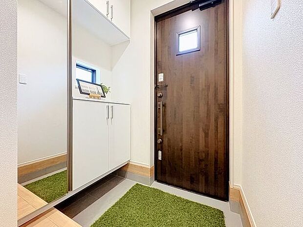 「自分ライクな玄関をお造り下さい」玄関スペースには、季節の飾り付けやお花、写真などが飾れて、自分好みにアレンジできます。