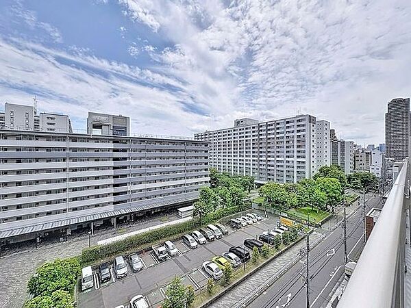 「8階からの眺望」頬をなでる優しい風を感じることが出来るバルコニー。つい深呼吸をしたくなる気持ちの良い眺望はこのお部屋の自慢です。もちろんお洗濯物を干すスペースとしても十分な広さがあります。