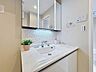 洗面：「リフォーム済・洗面台」大きな鏡で朝の準備もばっちり。収納も多く、洗剤など日用品の保管にも便利です。