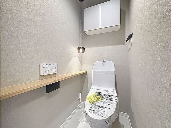 「温水洗浄便座付きトイレ」トイレは快適な温水洗浄便座付です。清潔感のあるホワイトで統一しました。いつも清潔な空間であって頂けるよう配慮された造りです。